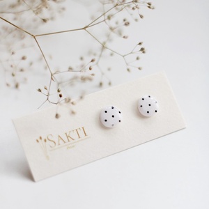 Fehér, pöttyös gomb fülbevaló - Meska.hu