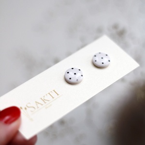 Fehér, pöttyös gomb fülbevaló - ékszer - fülbevaló - pötty fülbevaló - Meska.hu