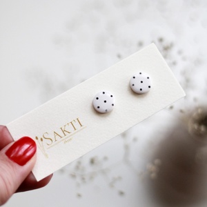 Fehér, pöttyös gomb fülbevaló - ékszer - fülbevaló - pötty fülbevaló - Meska.hu