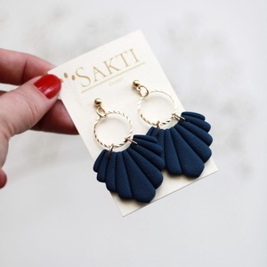 Sötétkék függő fülbevaló karikával - ékszer - fülbevaló - lógó fülbevaló - Meska.hu