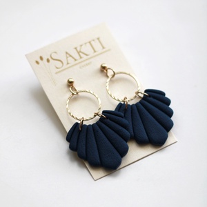 Sötétkék függő fülbevaló karikával - ékszer - fülbevaló - lógó fülbevaló - Meska.hu