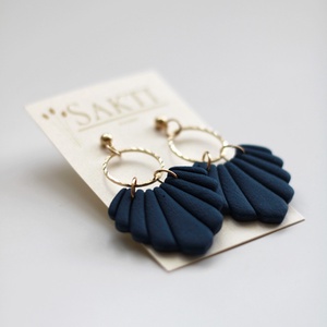 Sötétkék függő fülbevaló karikával - ékszer - fülbevaló - lógó fülbevaló - Meska.hu