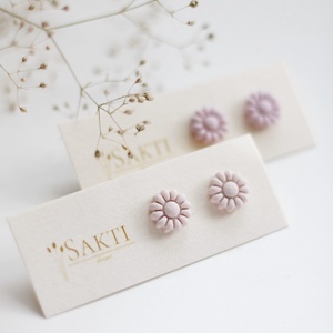 Ekrü virág gomb fülbevaló - Meska.hu