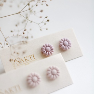Púder virág gomb fülbevaló - Meska.hu