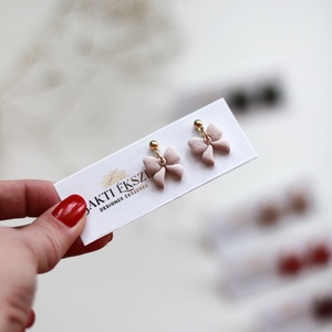 Pici ekrü masni fülbevaló - ékszer - fülbevaló - pötty fülbevaló - Meska.hu