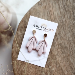 Ekrü függő fülbevaló - ékszer - fülbevaló - pötty fülbevaló - Meska.hu