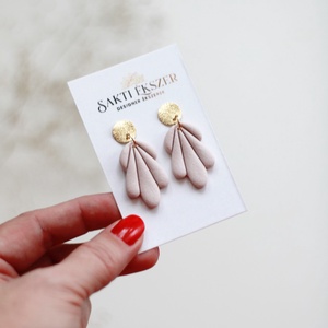 Ekrü függő fülbevaló - ékszer - fülbevaló - pötty fülbevaló - Meska.hu