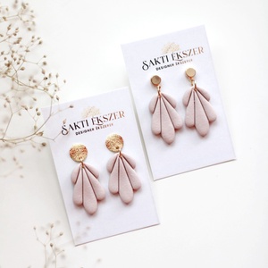 Ekrü függő fülbevaló - ékszer - fülbevaló - pötty fülbevaló - Meska.hu