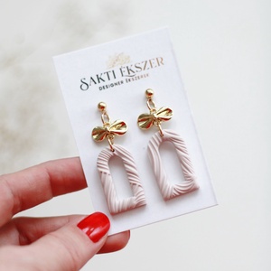 Ekrü masnis függő fülbevaló - ékszer - fülbevaló - pötty fülbevaló - Meska.hu