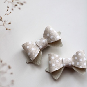 Bézs pöttyös mini hajcsat - ruha & divat - hajdísz & hajcsat - hajcsat & hajtű - Meska.hu