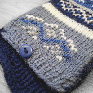 Sötétkék-szürke-fehér kötött, hímzett telefontok - táska & tok - pénztárca & más tok - telefontok - Meska.hu