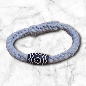 Szürke horgolt karkötő  fagyönggyel. - ékszer - karkötő - gyöngyös karkötő - Meska.hu