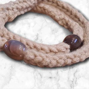 Beige horgolt karkötő  2 gyönggyel - ékszer - karkötő - gyöngyös karkötő - Meska.hu