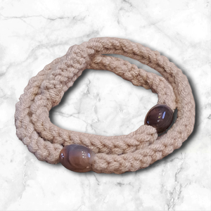 Beige horgolt karkötő  2 gyönggyel, Ékszer, Karkötő, Gyöngyös karkötő, Horgolás, Gyöngyfűzés, gyöngyhímzés, MESKA