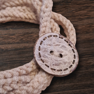 Beige horgolt gombos karkötő  - ékszer - karkötő - széles karkötő - Meska.hu