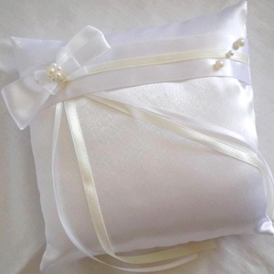 Gyönyörű masnis, gyöngyös fehér ekrü gyűrűpárna - új  - esküvő - kiegészítők - gyűrűtartó & gyűrűpárna - Meska.hu