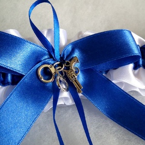 Rendőr legényfogó bilinccsel és pisztollyal - esküvő - kiegészítők - harisnyatartó & valami kék - Meska.hu