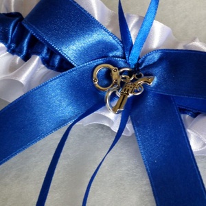 Rendőr legényfogó bilinccsel és pisztollyal - esküvő - kiegészítők - harisnyatartó & valami kék - Meska.hu