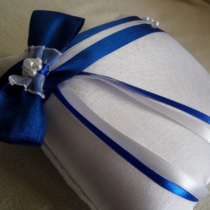 Gyönyörű masnis, gyöngyös fehér királykék gyűrűpárna - új  - esküvő - kiegészítők - gyűrűtartó & gyűrűpárna - Meska.hu