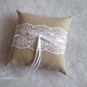 Csipkés masnis, lenvászon gyűrűpárna - esküvő - kiegészítők - gyűrűtartó & gyűrűpárna - Meska.hu
