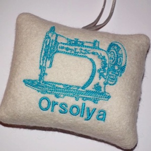 Varrógépes tűpárna névvel - otthon & életmód - lakástextil - varrókellék - Meska.hu