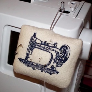 Varrógépes tűpárna névvel - otthon & életmód - lakástextil - varrókellék - Meska.hu