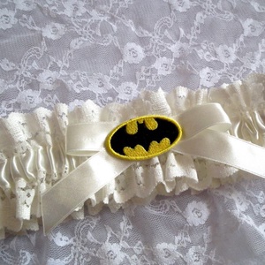 Batman ekrü combcsipke - esküvő - kiegészítők - harisnyatartó & valami kék - Meska.hu
