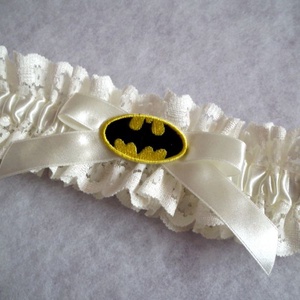 Batman ekrü combcsipke - esküvő - kiegészítők - harisnyatartó & valami kék - Meska.hu