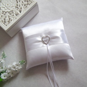 Regina hófehér gyűrűpárna - esküvő - kiegészítők - gyűrűtartó & gyűrűpárna - Meska.hu