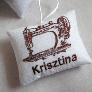 Varrógépes tűpárna névvel, Otthon & Életmód, Lakástextil, Varrókellék, Varrás, Gyöngyfűzés, gyöngyhímzés, MESKA