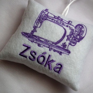 Varrógépes tűpárna névvel - otthon & életmód - lakástextil - varrókellék - Meska.hu