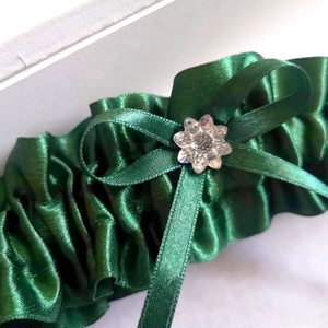 Smaragd zöld szatén combcsipke, legényfogó - esküvő - kiegészítők - harisnyatartó & valami kék - Meska.hu