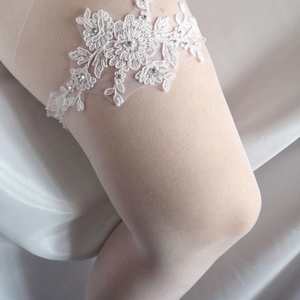 Csipkecsoda strasszos esküvői combcsipke - esküvő - kiegészítők - harisnyatartó & valami kék - Meska.hu
