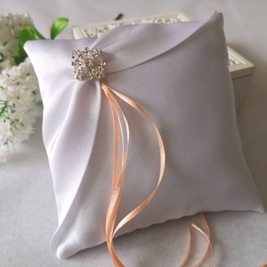 Finom elegancia esküvői gyűrűpárna barack szalaggal, Esküvő, Kiegészítők, Gyűrűtartó & Gyűrűpárna, Varrás, Gyöngyfűzés, gyöngyhímzés, MESKA