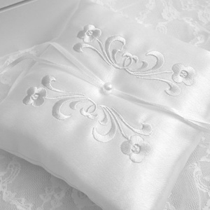 Flower hímzett gyűrűpárna - hófehér - esküvő - kiegészítők - gyűrűtartó & gyűrűpárna - Meska.hu