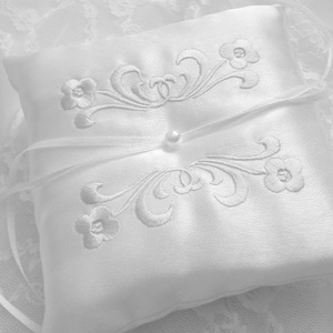 Flower hímzett gyűrűpárna - hófehér - esküvő - kiegészítők - gyűrűtartó & gyűrűpárna - Meska.hu