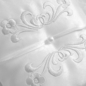 Flower hímzett gyűrűpárna - hófehér - esküvő - kiegészítők - gyűrűtartó & gyűrűpárna - Meska.hu