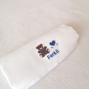 Hímzett névreszóló textil pelenka - fehér - otthon & életmód - babaszoba, gyerekszoba - babaszoba dekoráció - Meska.hu