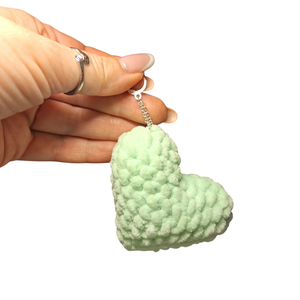 Amigurumi szíves fityegő , Táska & Tok, Kulcstartó & Táskadísz, Táskadísz, Gyöngyfűzés, gyöngyhímzés, Horgolás, MESKA
