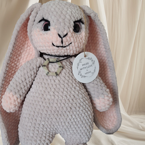 Amigurumi nyuszi nyaklánccal, Játék & Sport, Plüssállat & Játékfigura, Nyuszi, Horgolás, Gyöngyfűzés, gyöngyhímzés, MESKA