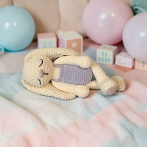 Alvó lilaruhás plüss nyuszi , Játék & Sport, Plüssállat & Játékfigura, Nyuszi, Horgolás, MESKA