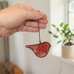 Üveg csipke madár függődísz - Terrakotta színben - otthon & életmód - dekoráció - fali és függő dekoráció - függődísz - Meska.hu
