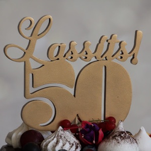 Lassíts50! 50. születésnapi tortadísz /hűtőmágnes Tortadekoráció Születésnapi tortadísz - otthon & életmód - konyhafelszerelés, tálalás - sütés, főzés - sütidísz - Meska.hu