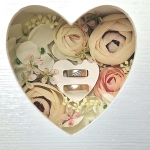 Fehér szív doboz esküvői gyűrűtartó, Esküvő, Kiegészítők, Gyűrűtartó & Gyűrűpárna, Virágkötés, MESKA