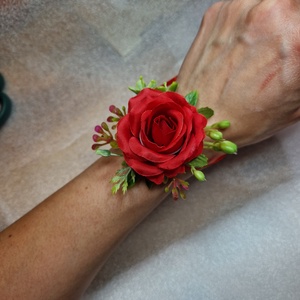 Koszorúslány csuklódísz , Esküvő, Ékszer, Karkötő & Csuklódísz, Virágkötés,  1db koszorúslány csuklódísz, piros színű selyemvirággal, apró művirággal egyéb zöld levelek kísére..., MESKA