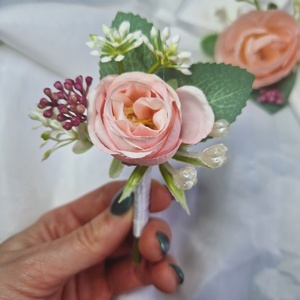 Szett vőlegény/tanu kitűző és csuklódísz - esküvő - kiegészítők - kitűző - Meska.hu