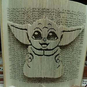 Baby Yoda könyvszobor bármilyen alkalomra, Otthon & Életmód, Dekoráció, Asztal és polc dekoráció, Könyvszobor, Papírművészet, MESKA