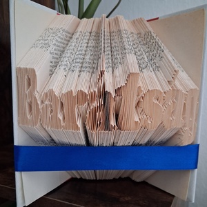 Könyvszobor kerekesszékből - Barátság könyvbe zárva - Meska.hu