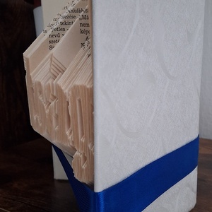 Könyvszobor kerekesszékből - Barátság könyvbe zárva - otthon & életmód - dekoráció - asztal és polc dekoráció - könyvszobor - Meska.hu