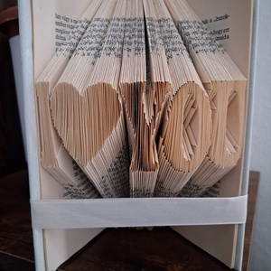 Könyvszobor kerekesszékből: I love you romantikus könyvszobor Valentin napra, évfordulóra, születésnapra..., Otthon & Életmód, Dekoráció, Asztal és polc dekoráció, Könyvszobor, Papírművészet, MESKA